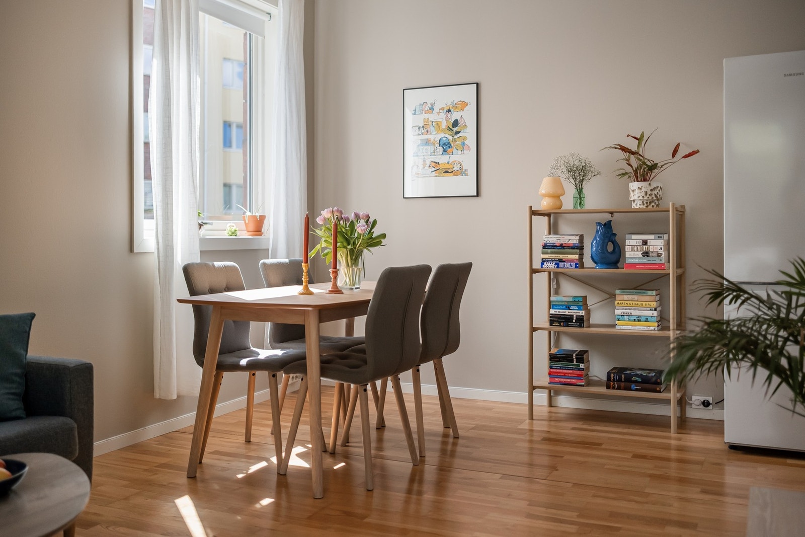 Det er plass til eget spisebord i stuen. Galleribilde
