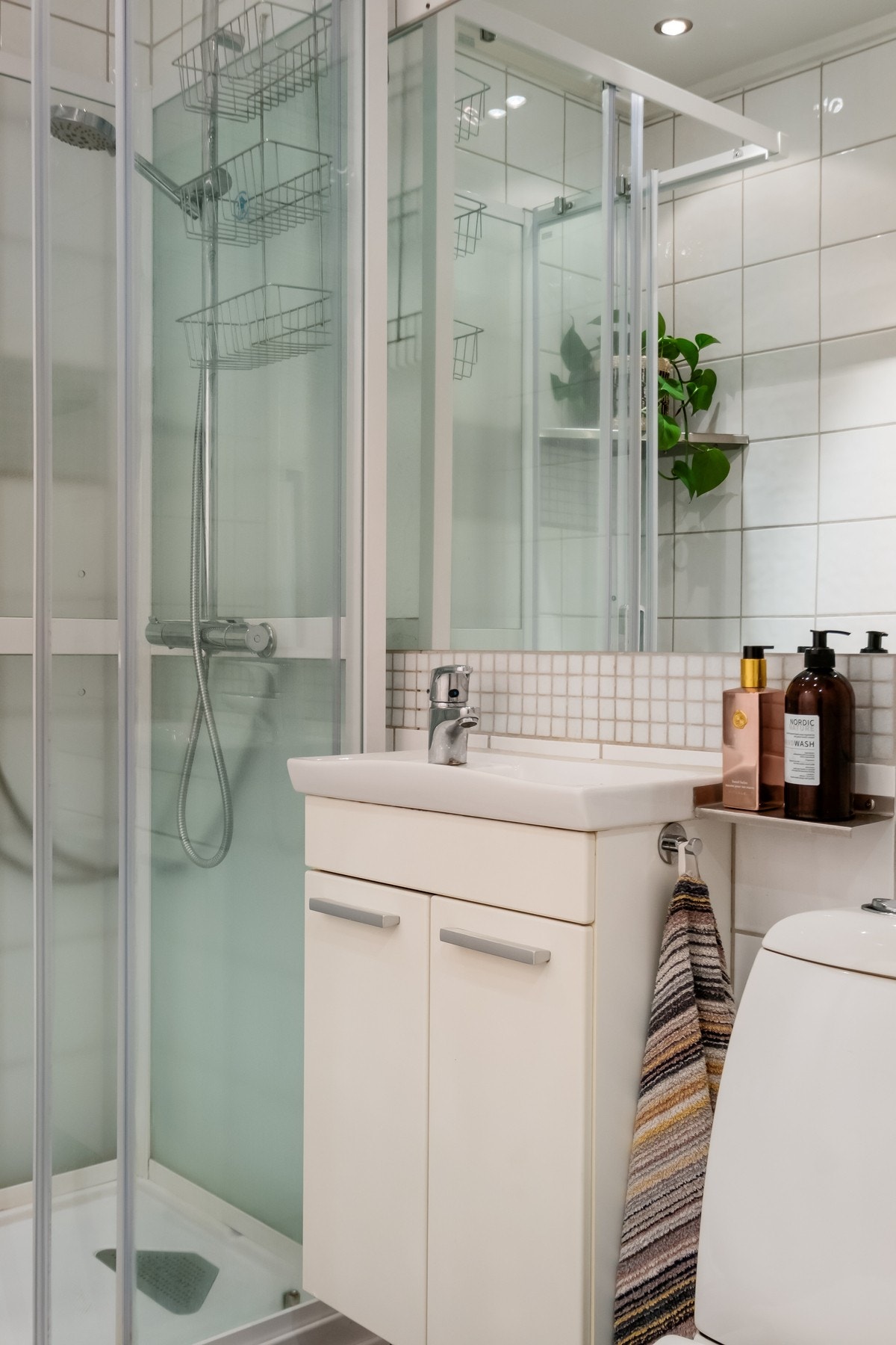 Badet er av god størrelse, med plass til vaskemaskin. Galleribilde