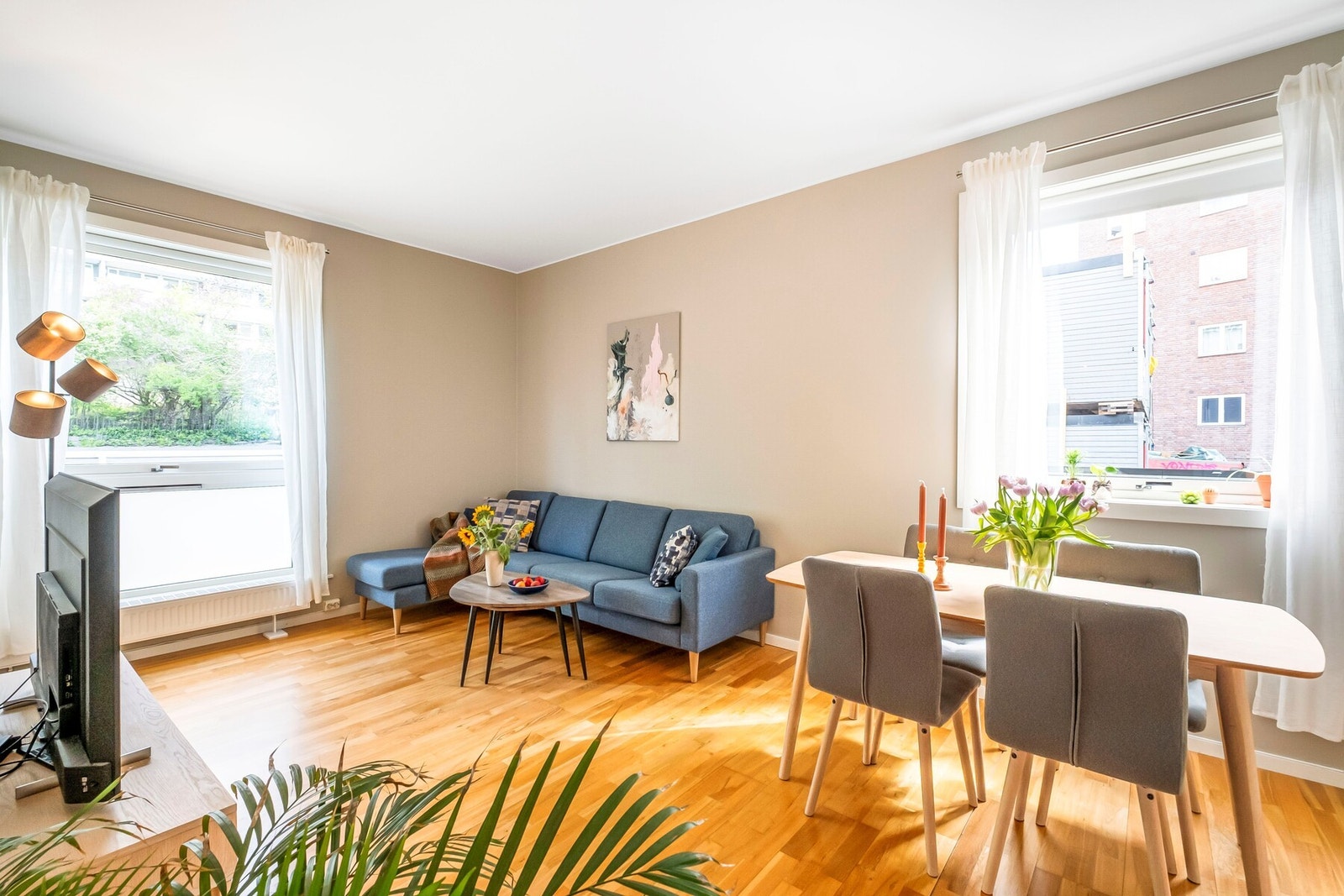 Leiligheten ligger på hjørnet av bygningen, med vindusflater på to vegger. Galleribilde
