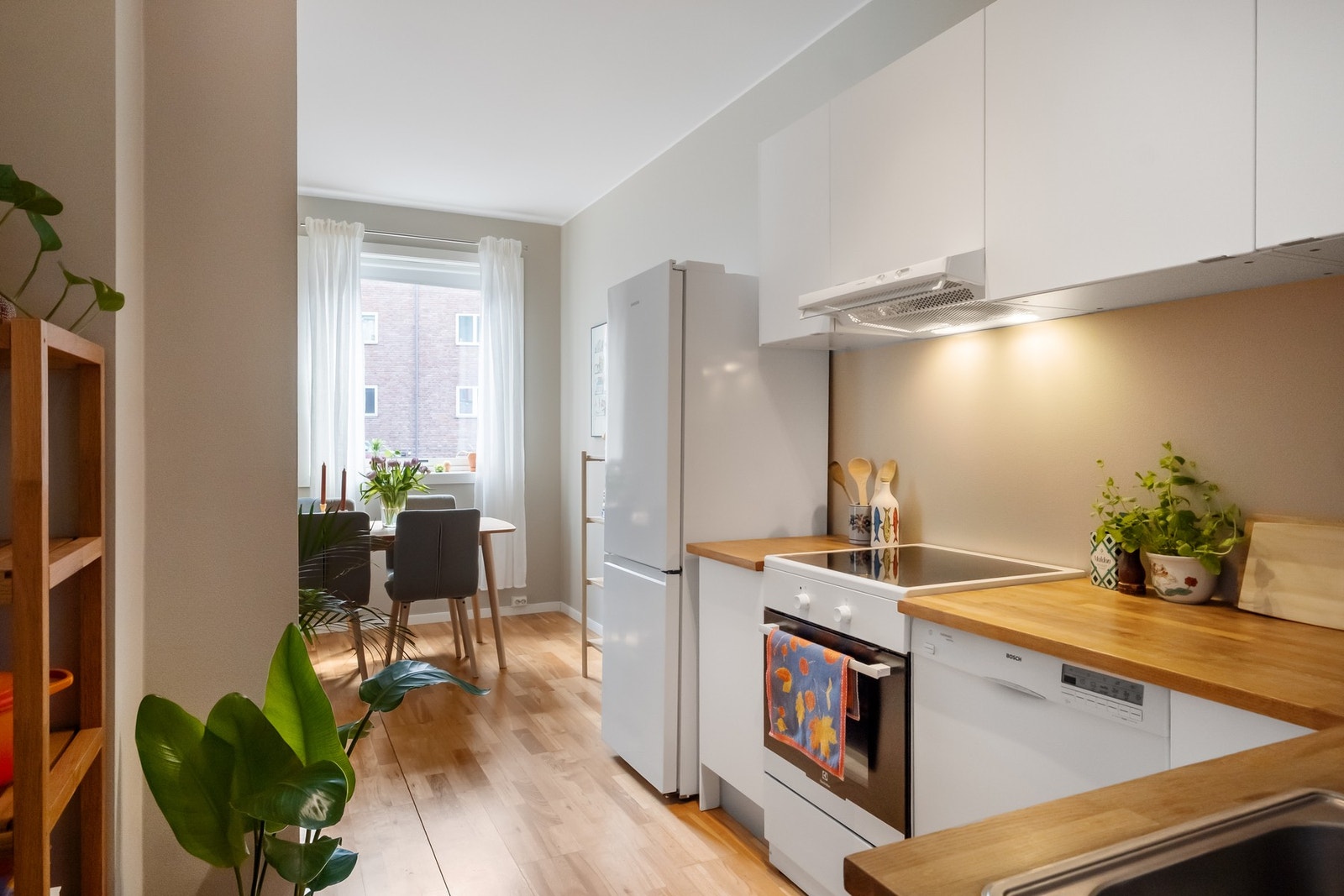 Den åpne løsningen gjør at "kokken" kan være en del av det sosiale i stuen. Galleribilde