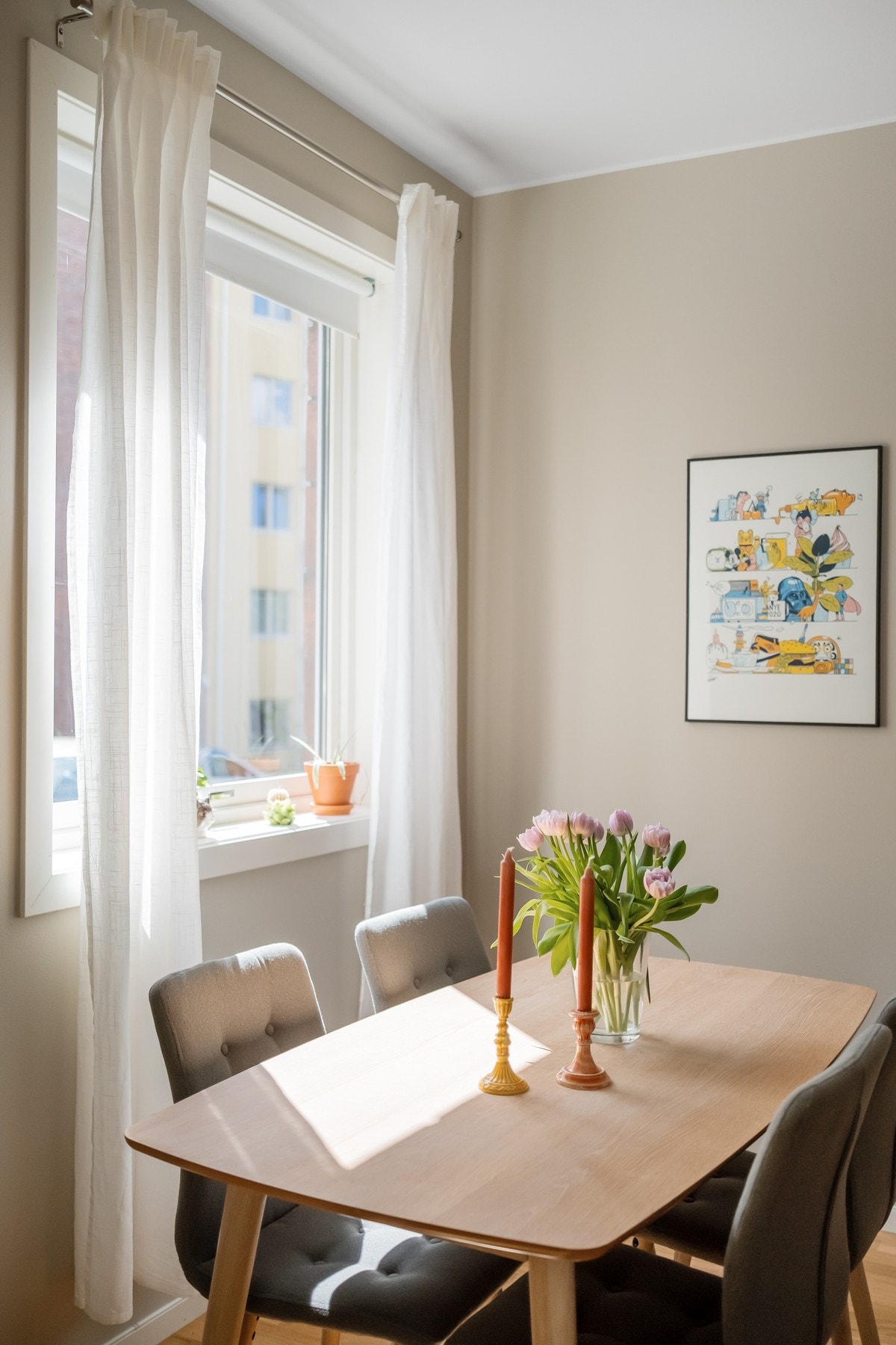 Store vindusflater gir gode lysforhold i boligen. Galleribilde