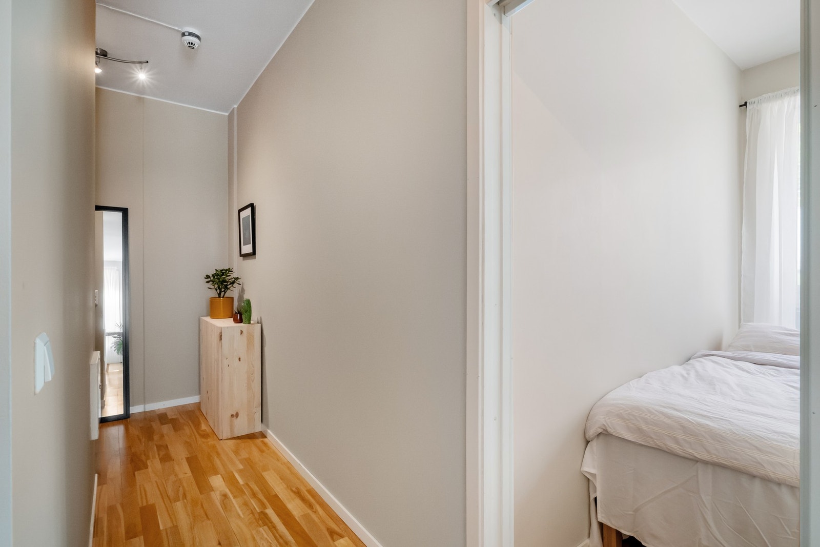 Inngangspartiet har gode muligheter for oppbevaring. Galleribilde