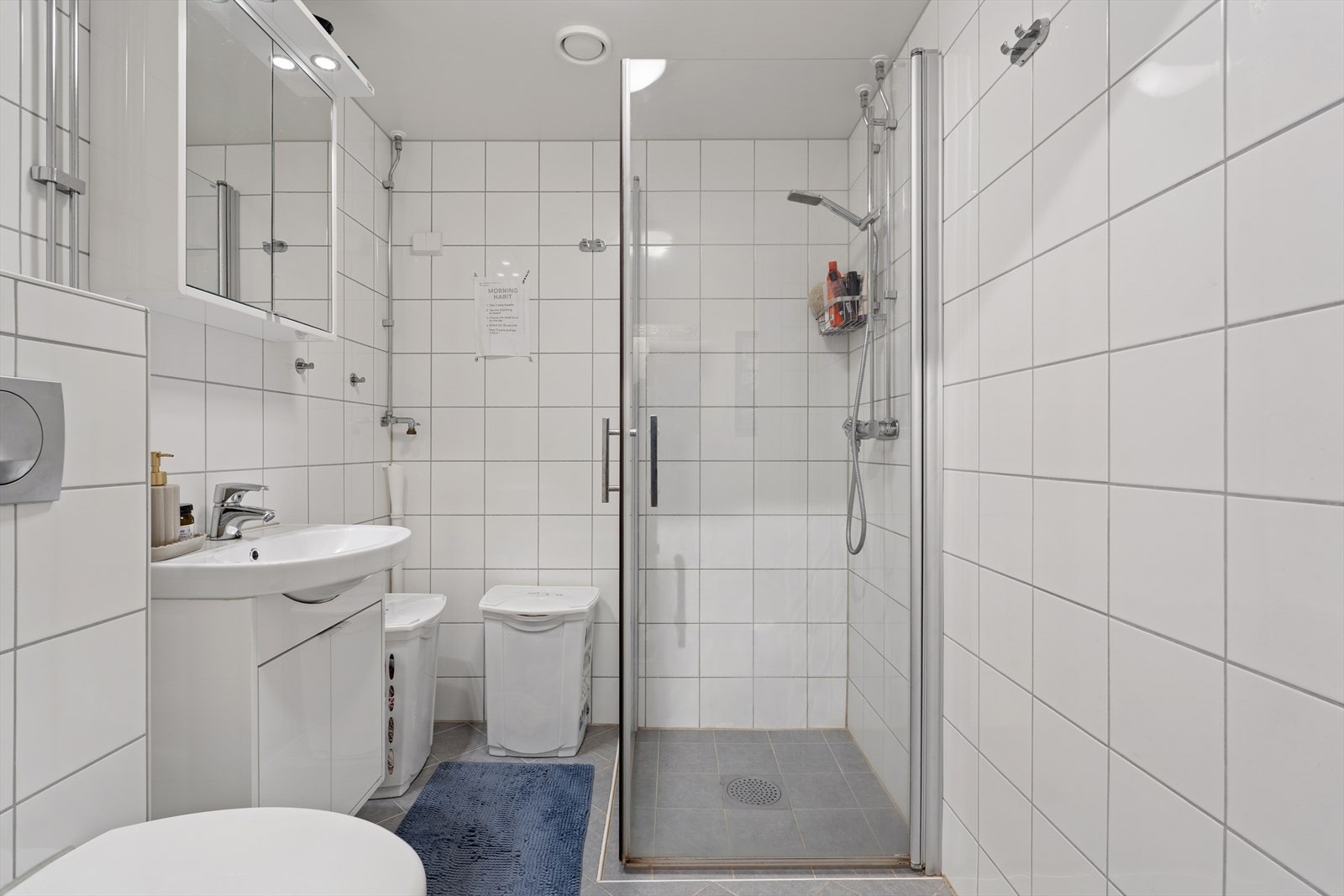 Badet er utstyrt med opplegg for vaskemaskin. Det er behagelige varmekabler i gulv. Galleribilde