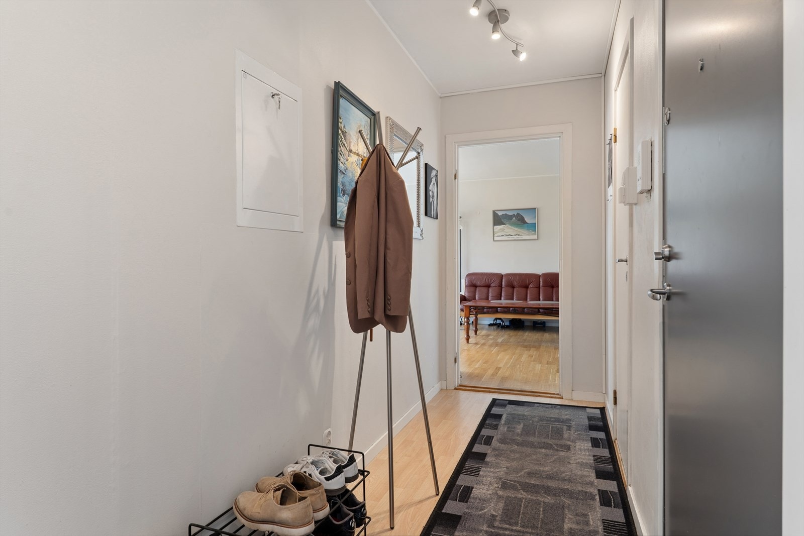 Lys og hyggelig entré med plass for enkle garderobe- og opphengsløsninger. Galleribilde