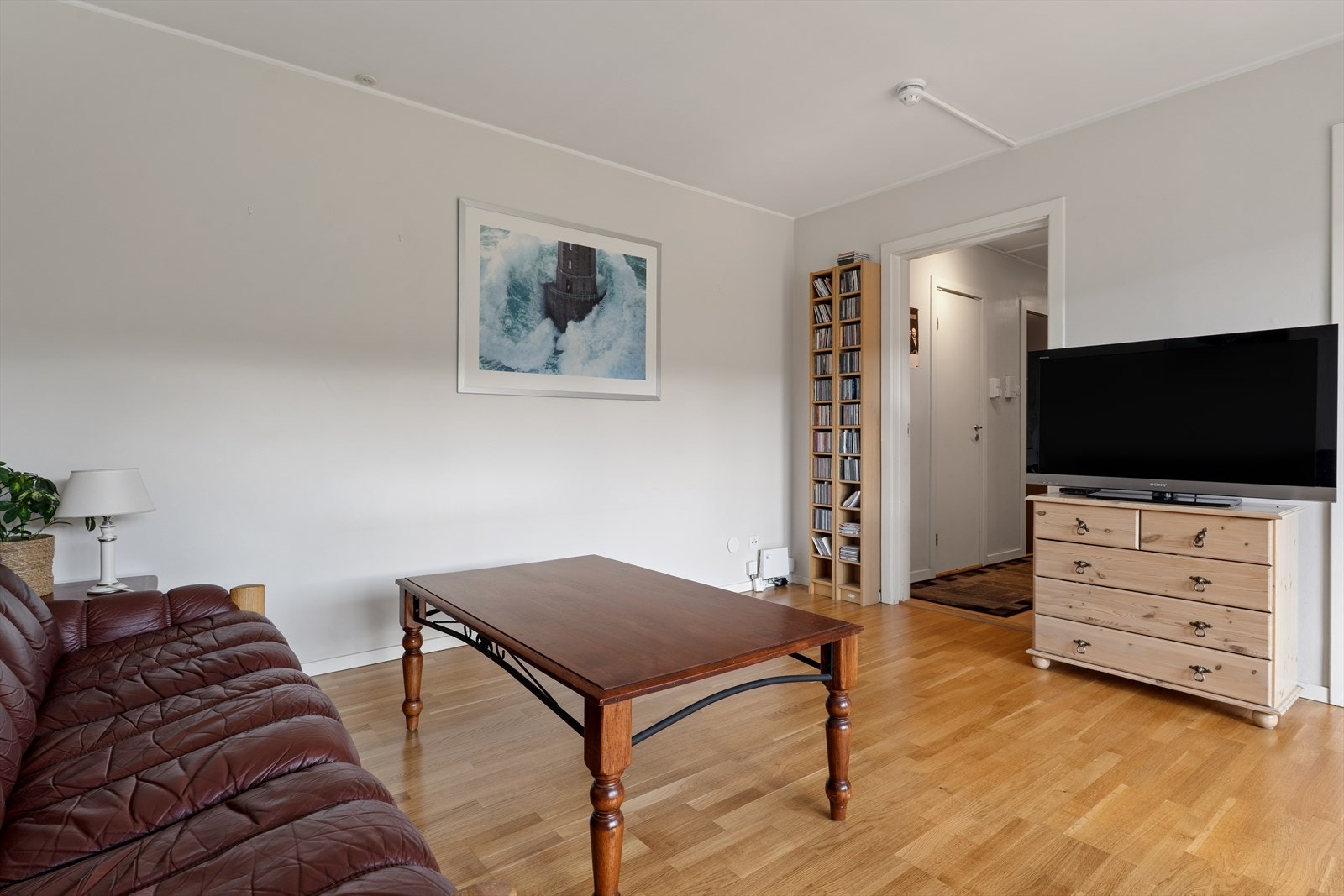 TV-en kan med fordel plasseres mot/på vegg. Galleribilde