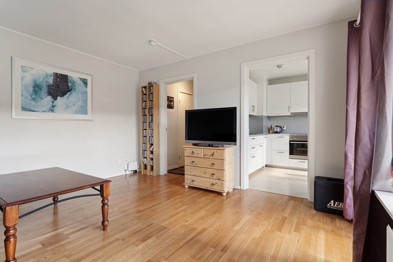 Leiligheten varmes opp med fjernvarme via radiatorer. Galleribilde