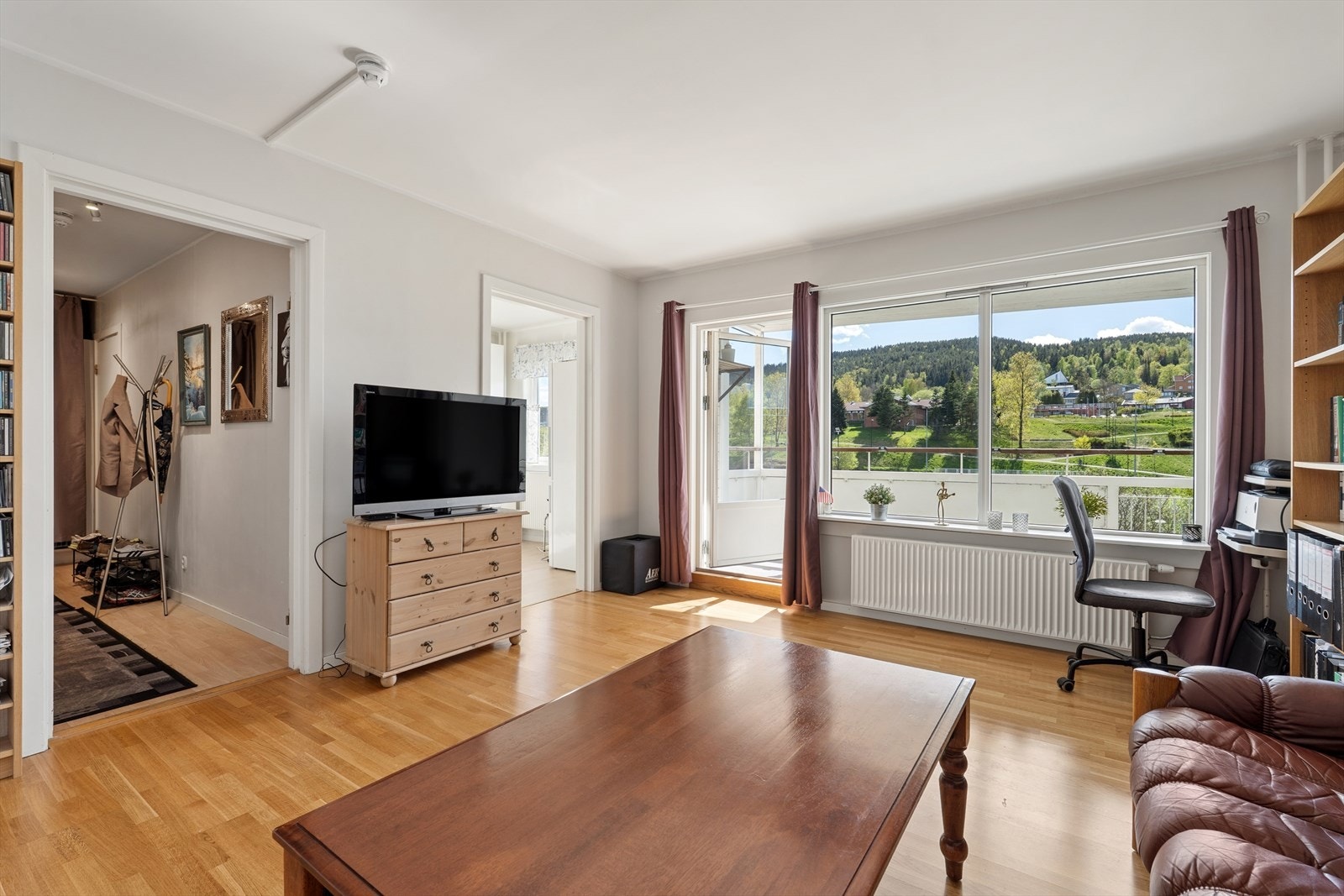 Vi bever oss videre inn i en lys og koselig stue. Galleribilde