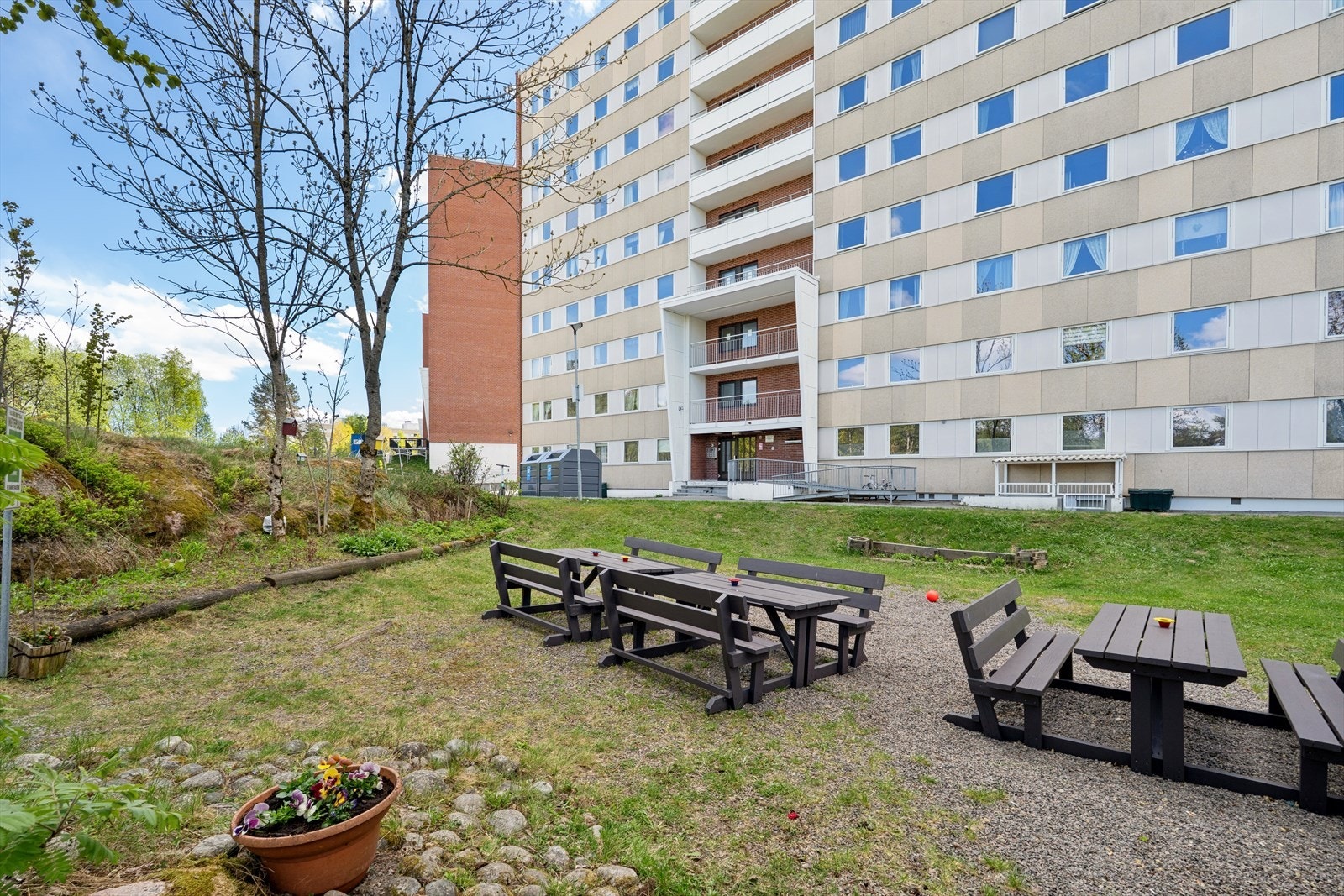 Borettslaget har hyggelige fellesarealer med sittegrupper og grøntområder. Galleribilde