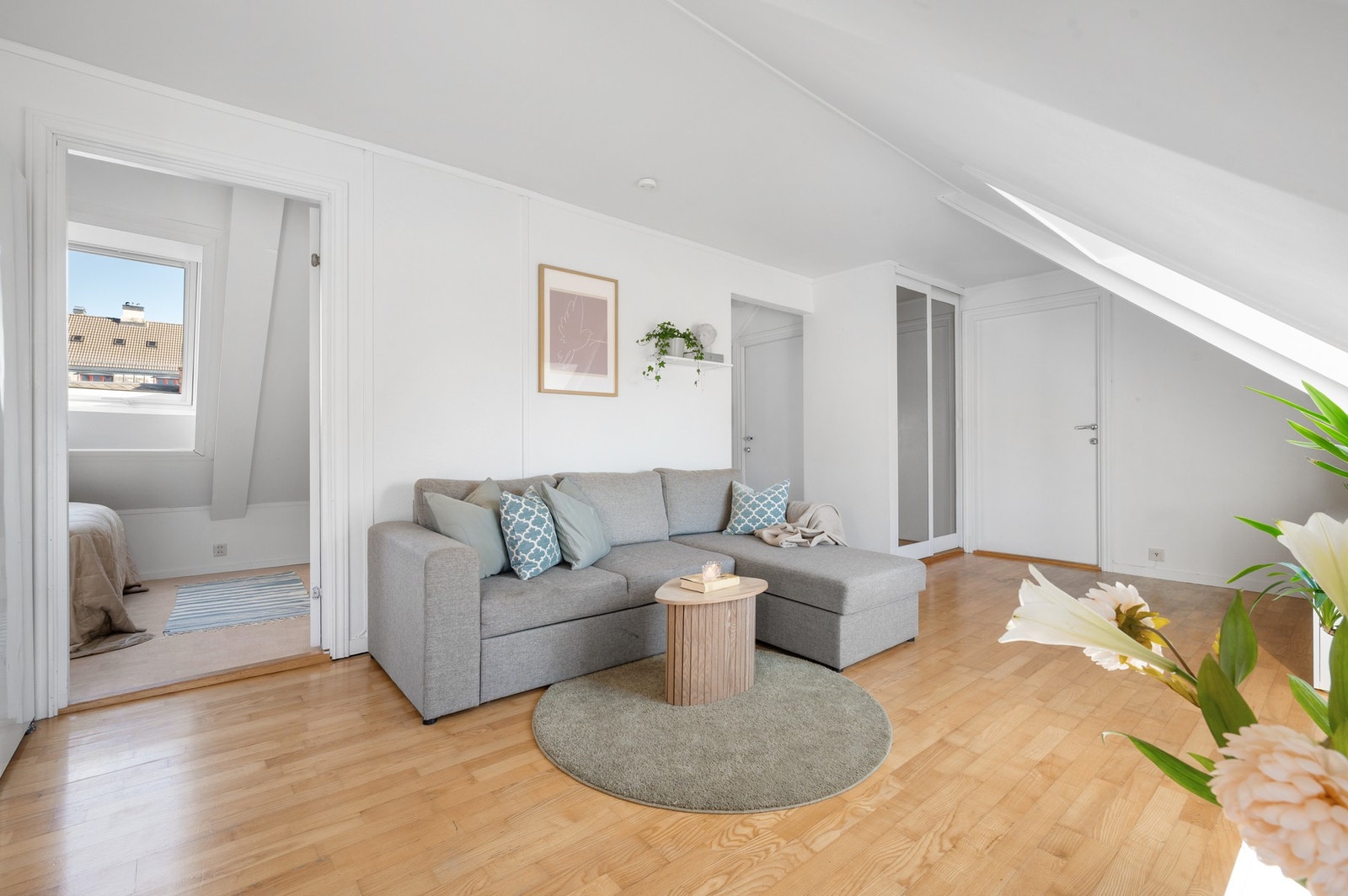 Åpen stue/kjøkkenløsning med plass til sofagruppe, tv-seksjon og spiseseksjon ved kjøkkenet. Galleribilde