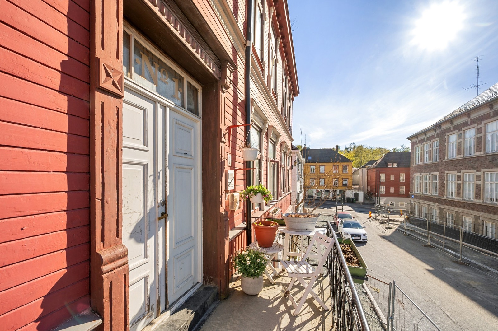Nærhet til idylliske Bakklandet hvor det er søndagsåpen dagligvarebutikk, koselige kafeer og tursti rundt Nidelven. Galleribilde