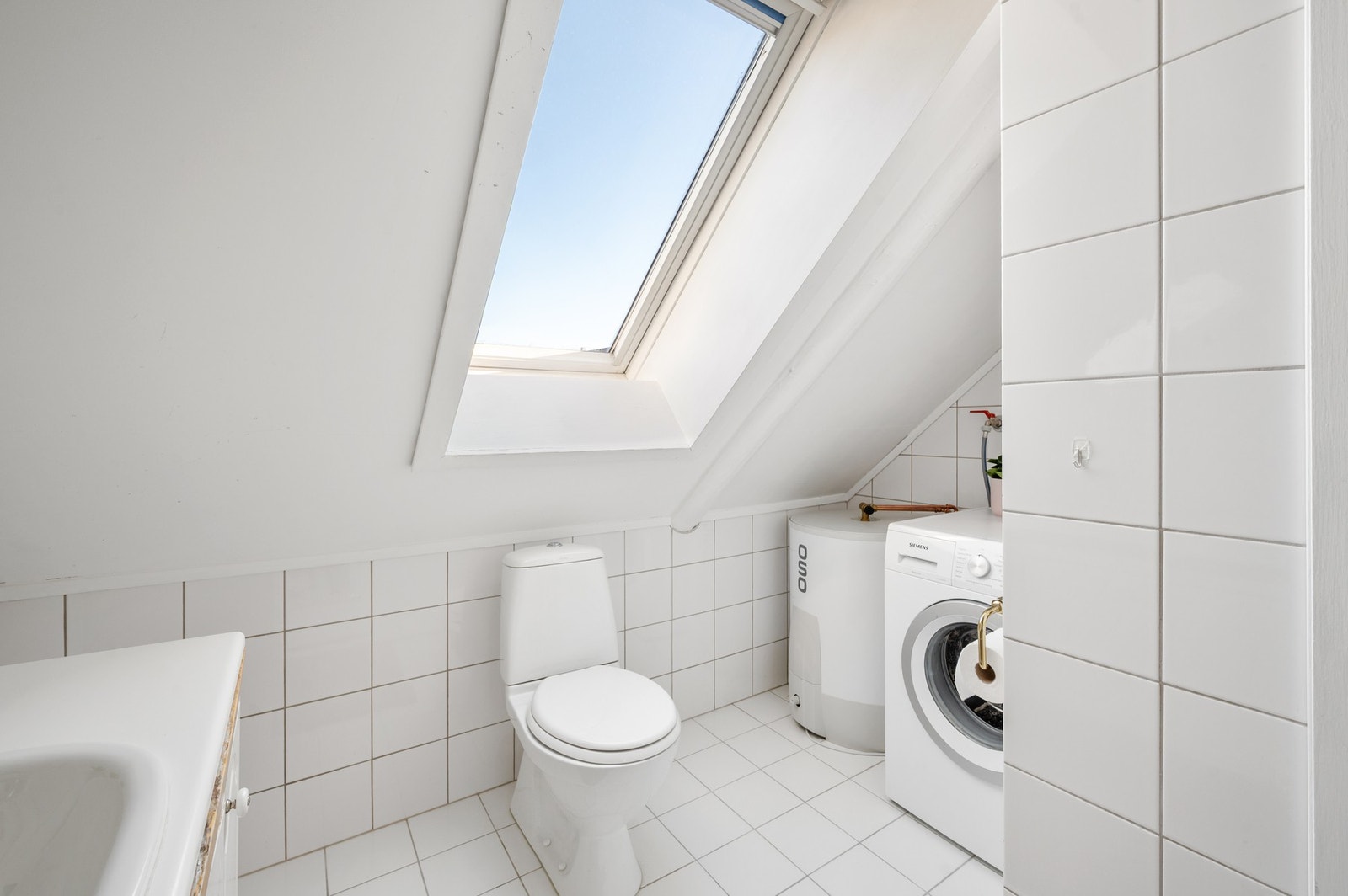 Varmtvannstanken er på ca. 120 liter og er montert i badet. Denne ble byttet ut i 2026. Galleribilde