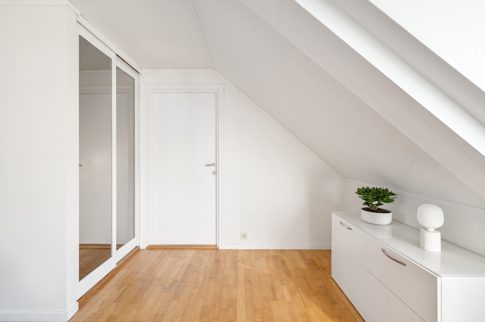 Praktisk skyvedørsgarderobe plassert ved inngangsparti. Galleribilde