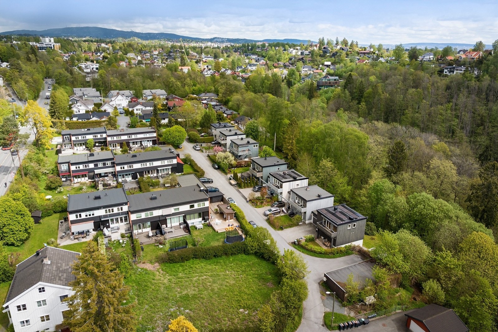 Boligen sokner til den populære Løkeberg barneskole som er innen kort gangavstand, og det er flere barnehager i nærheten Galleribilde