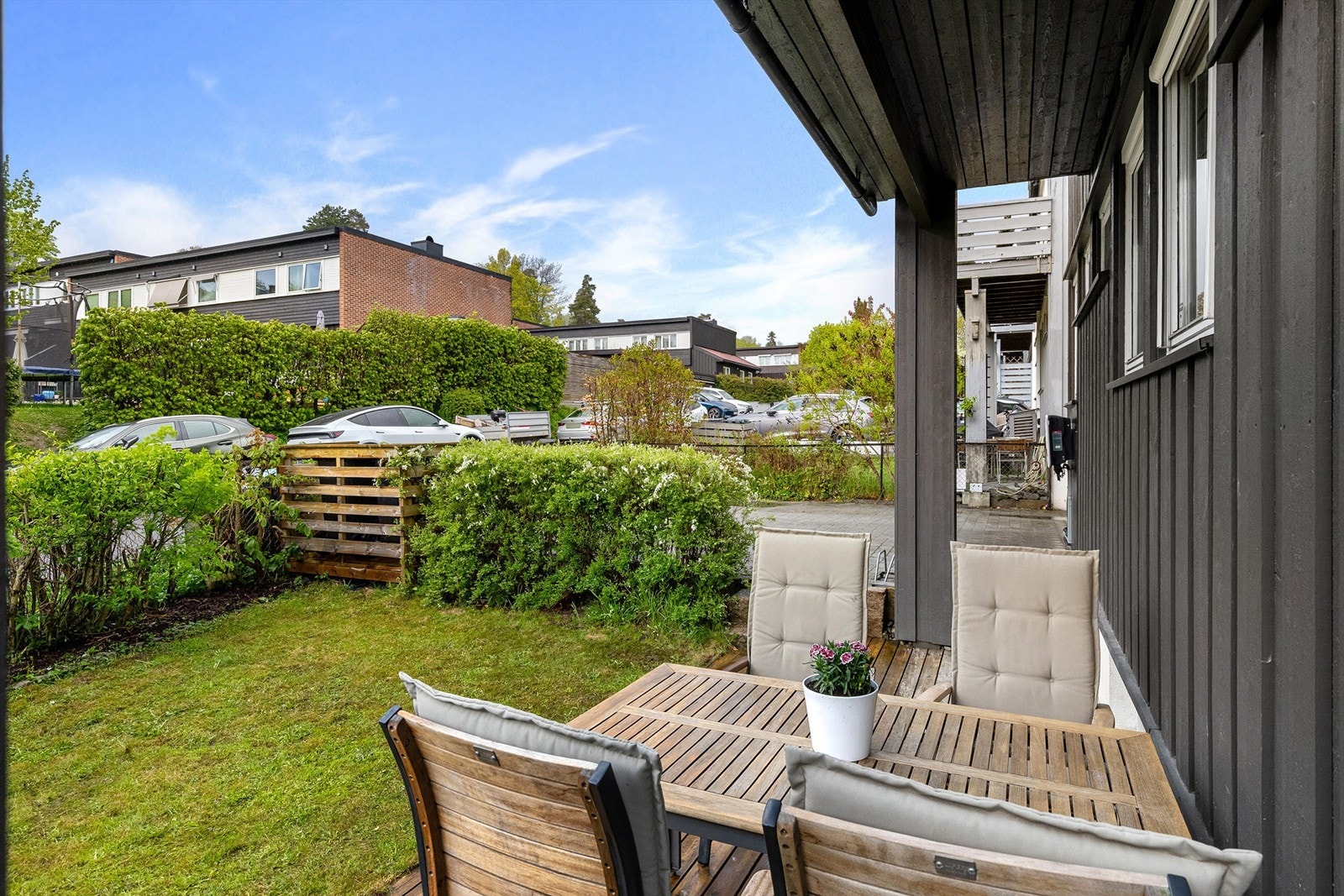 Koselig terrasse ved inngangspartiet Galleribilde
