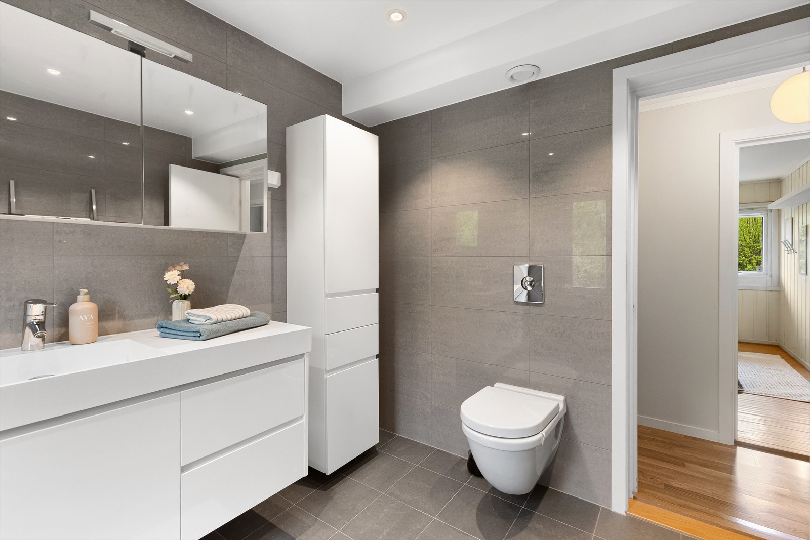 Badet har gulvvarme og downlights Galleribilde