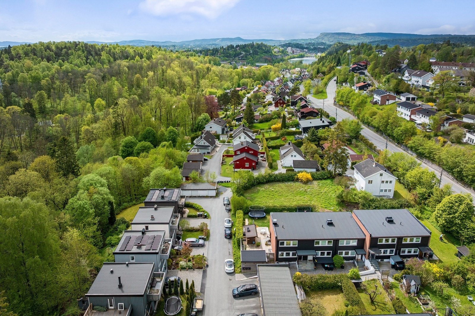 Området har sin egen nærbutikk, Coop Prix, som også er søndagsåpen. Nærmeste større handelssentrum er Sandvika og Bekkestua med et bredt utvalg av forretninger og servicetilbud Galleribilde