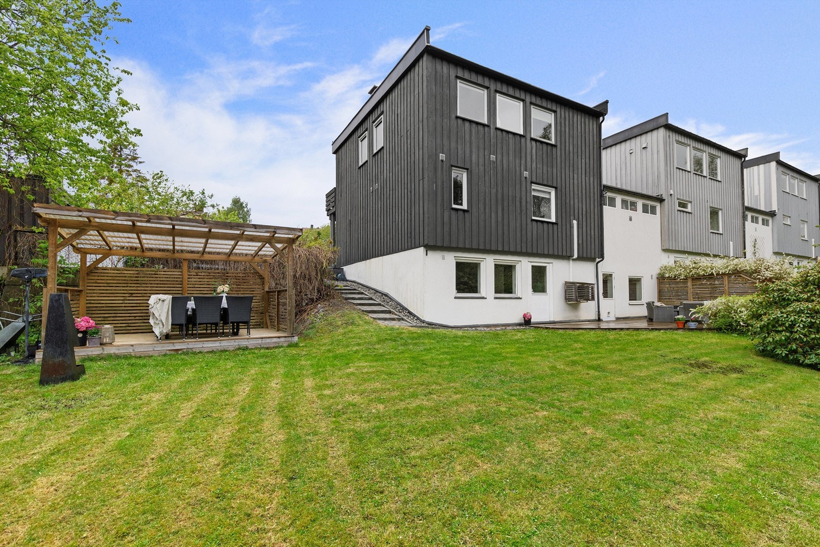 Flott terrasse med utgang fra kjelleren, samt en nydelig frittliggende terrasse i hagen Galleribilde