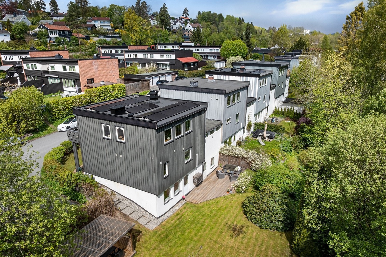 Boligen har solcellepaneler på taket Galleribilde