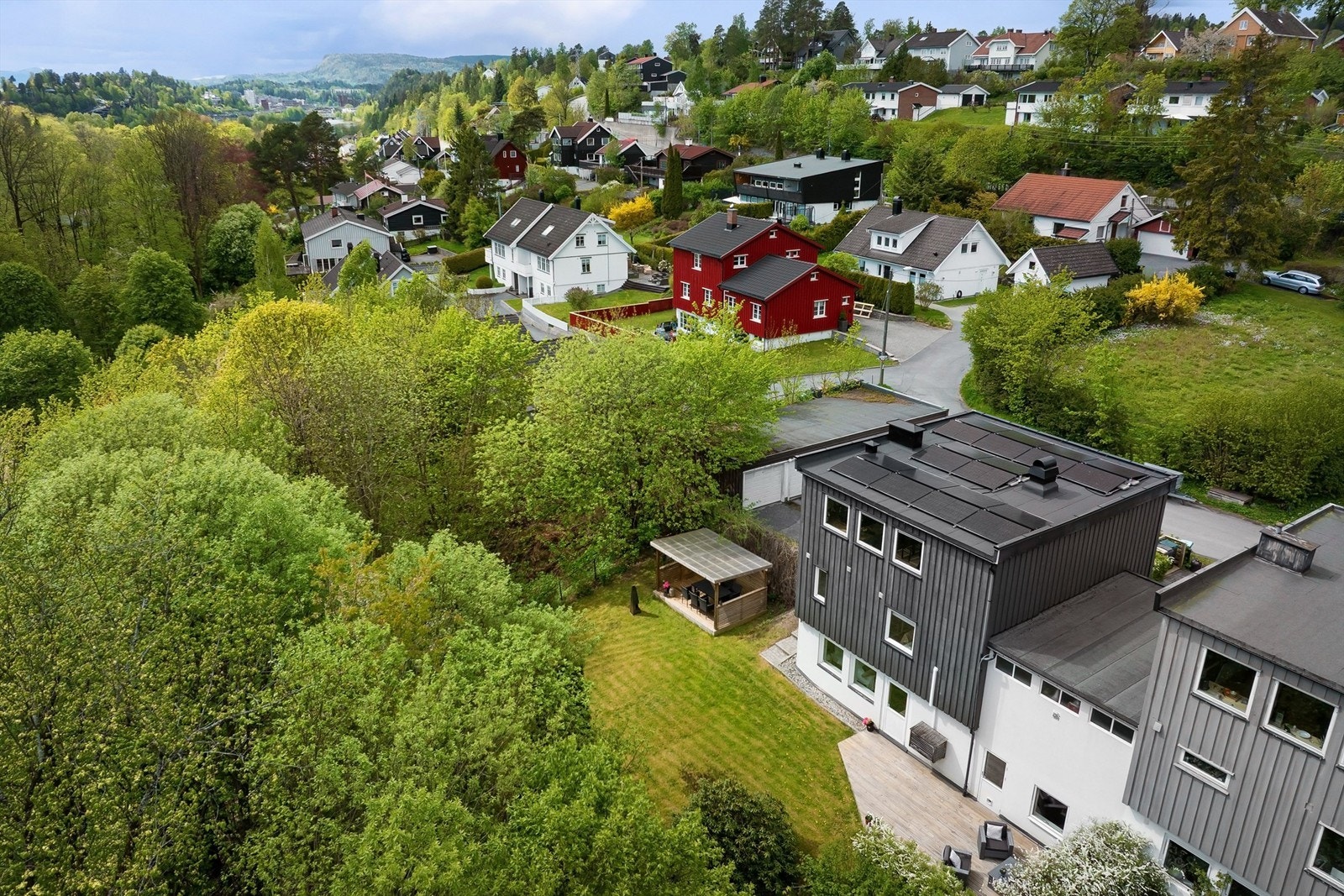 Hagen og skogen rundt er et eldorado for barn og voksne. I nedre del av hagen hører du fuglekvitring Galleribilde