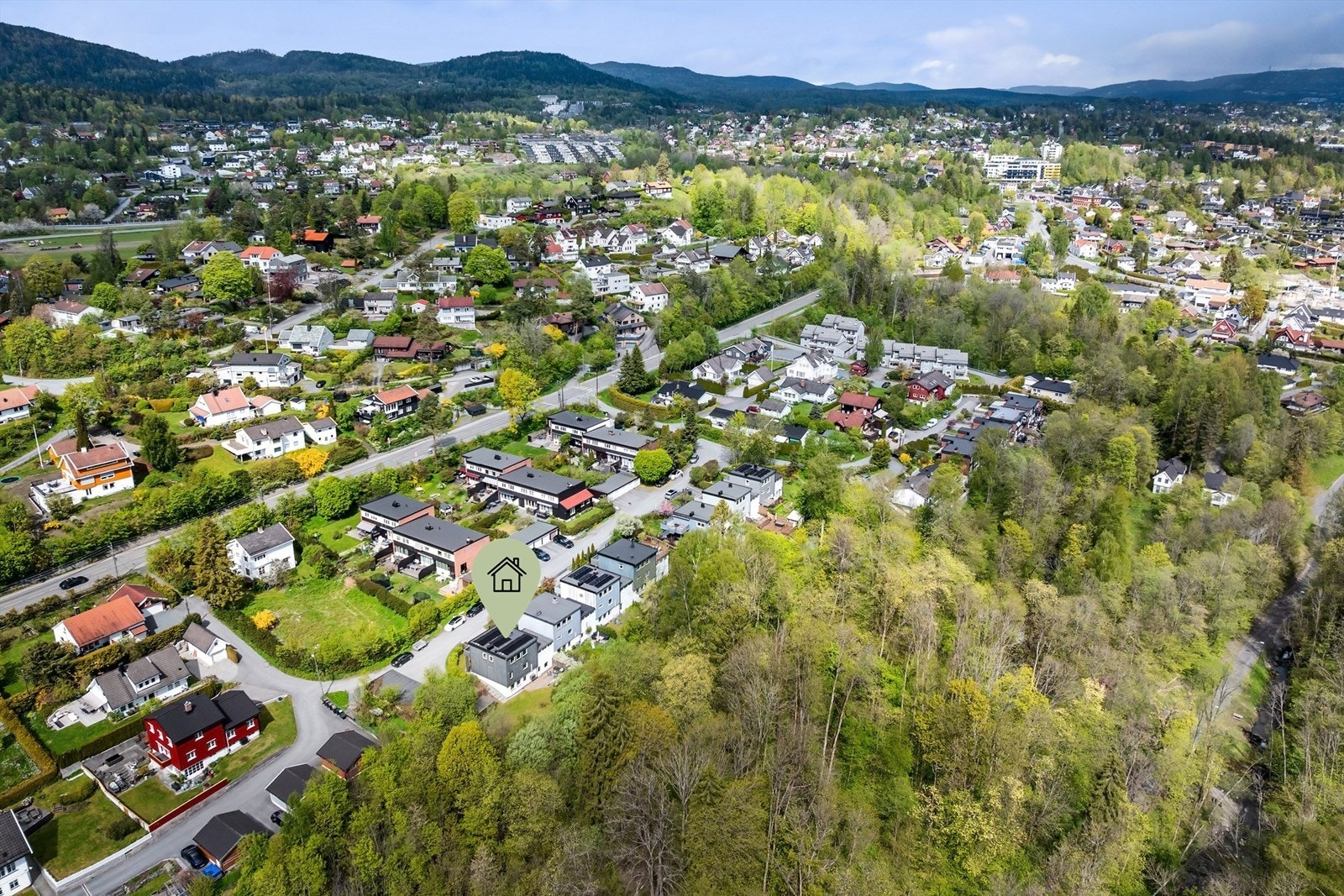 Kort avstand til turstier som bl.a. kan ta deg til Dælivann, mot Kolsåstoppen eller videre innover i Bærumsmarka med flotte tur- og treningsområder, badevann og urørt natur Galleribilde