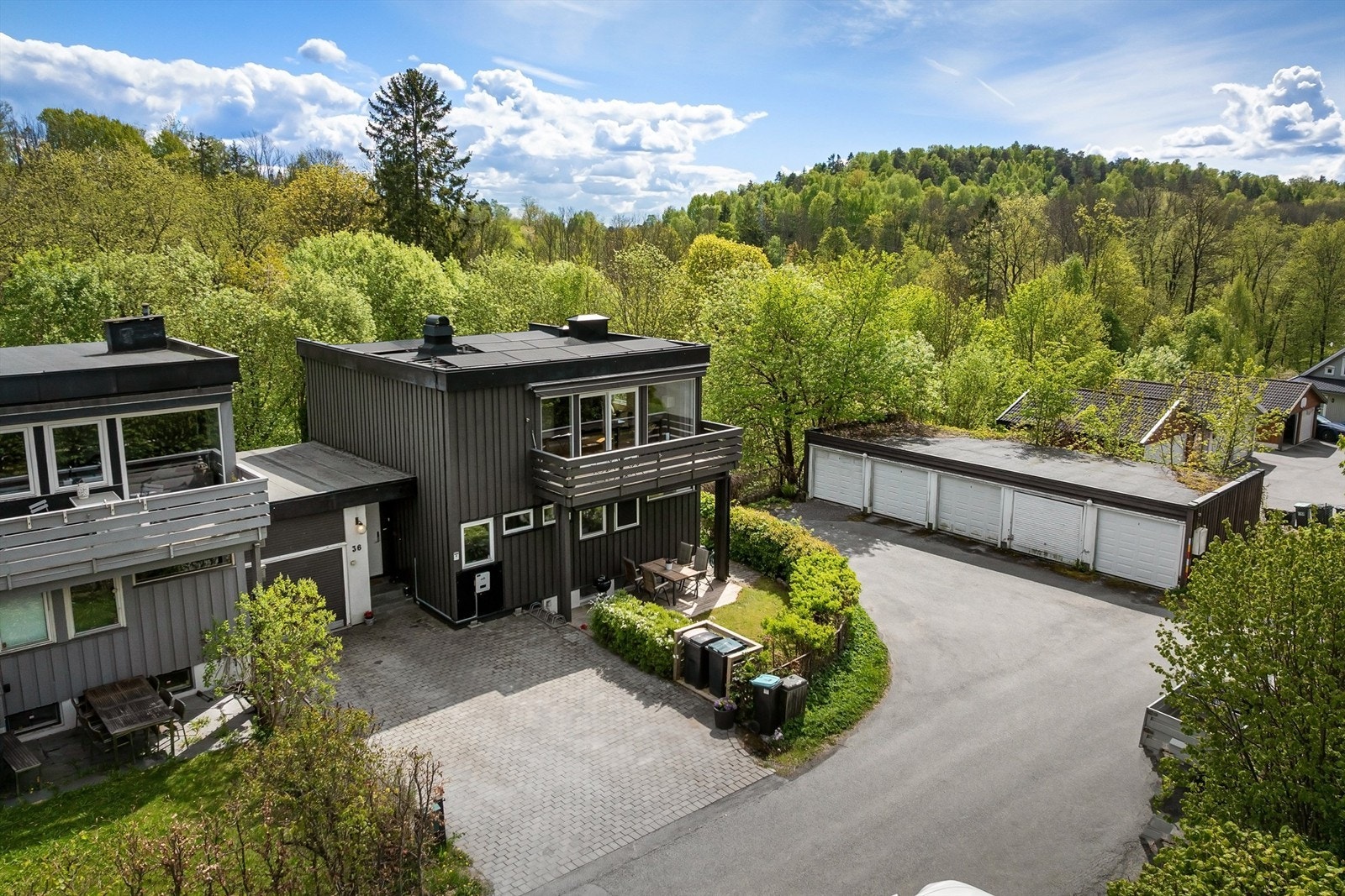 Eiendommen ligger flott til i et attraktivt og barnevennlig boligområde i rolige og landlige omgivelser på Haslum Galleribilde