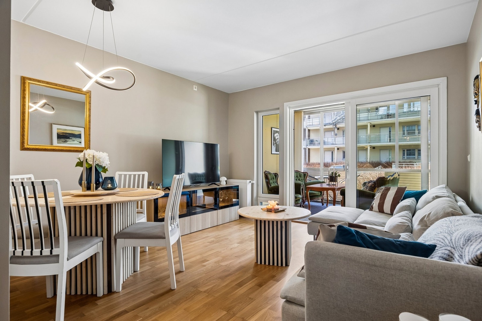 De nøytrale fargevalgene på stuen gjør det enkelt å sette sitt eget preg på interiøret. Fra stuen har man direkte utgang til en delvis innglasset balkong/terrasse med god plass til ønsket utemøblement og grill. Galleribilde
