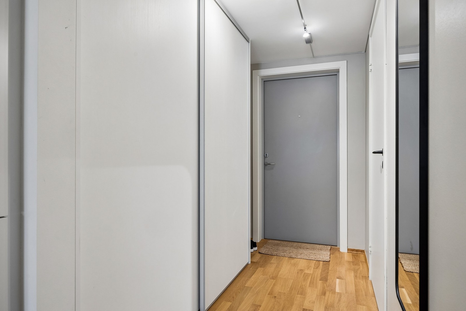 Velkommen inn! Romslig entré med god plass til oppbevaring av yttertøy og sko. Det er etablert en praktisk skyvedørsgarderobe. Galleribilde