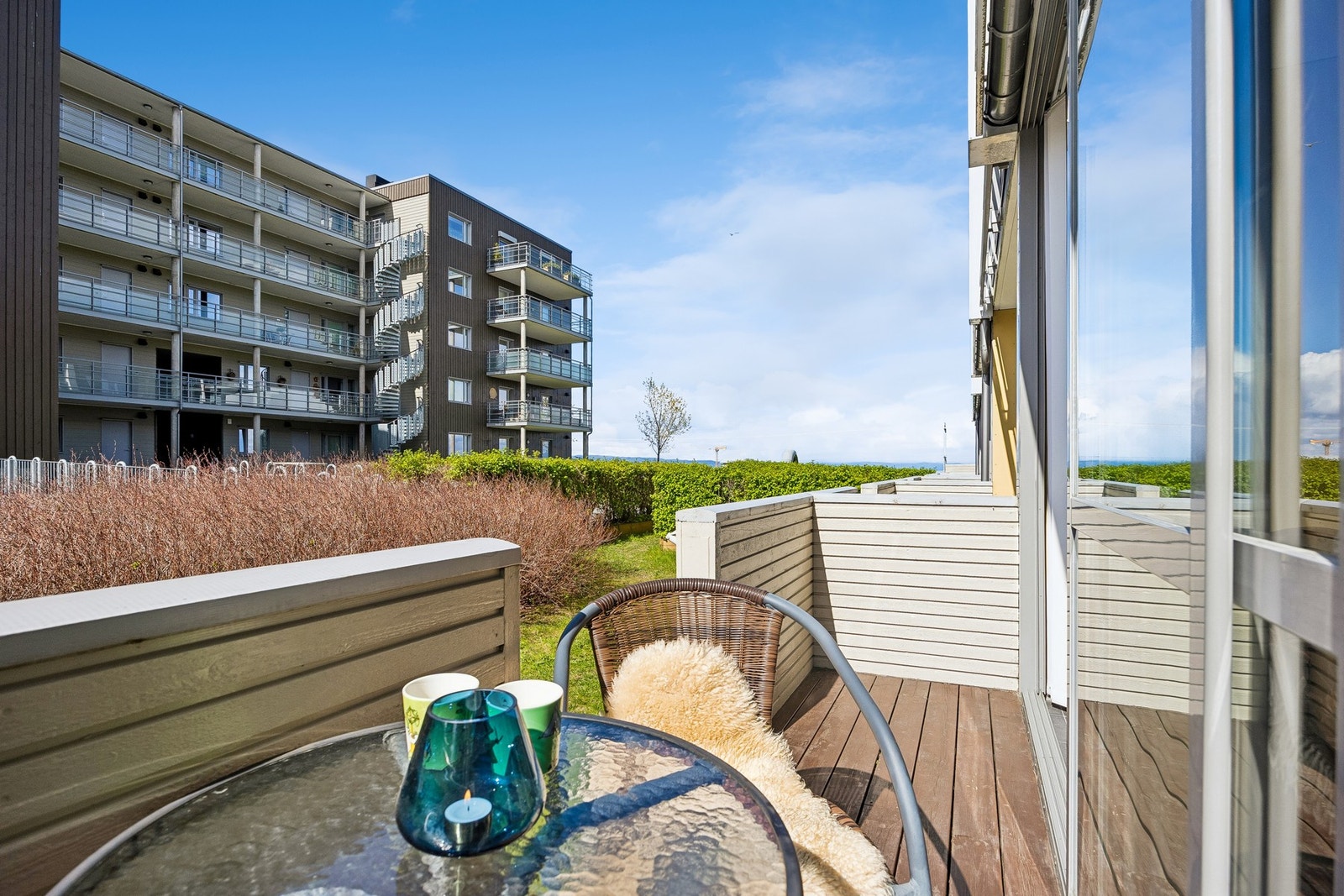 Terrassen på 3,5 kvm har gode sol- og utsiktsforhold - her nytes sommerdagene til det fulle. Galleribilde