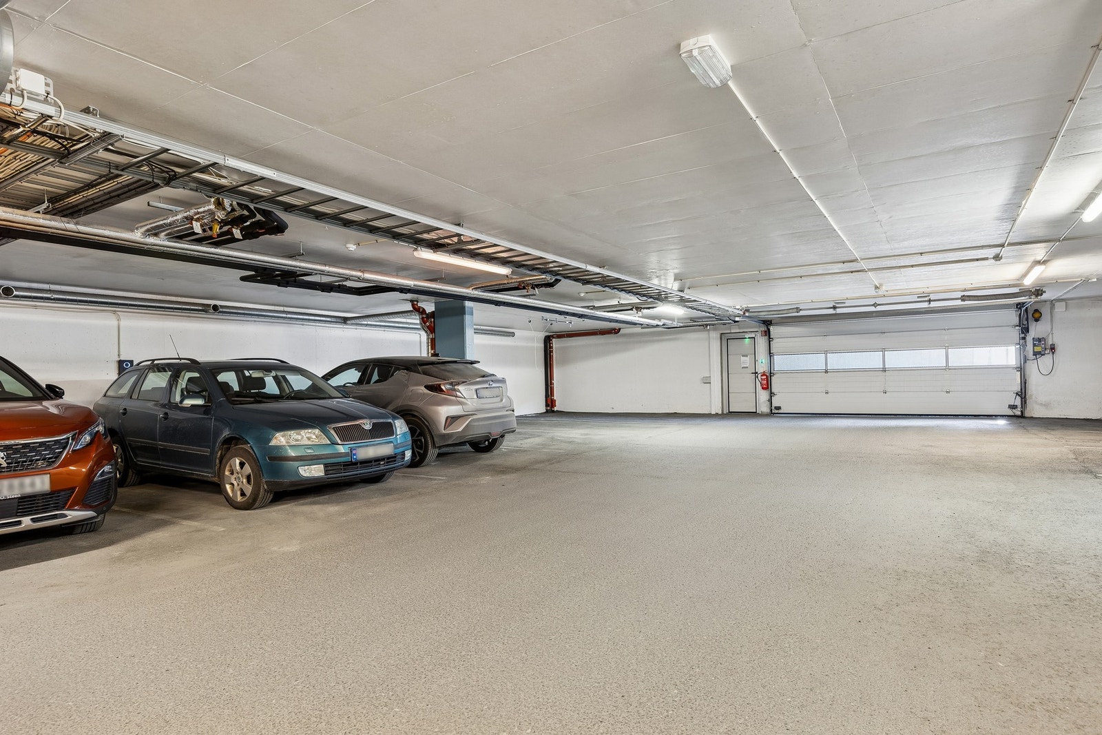 Det medfølger fast parkeringsplass i felles parkeringskjeller med montert el-billader. I tillegg medfølger bod i kjeller. Galleribilde