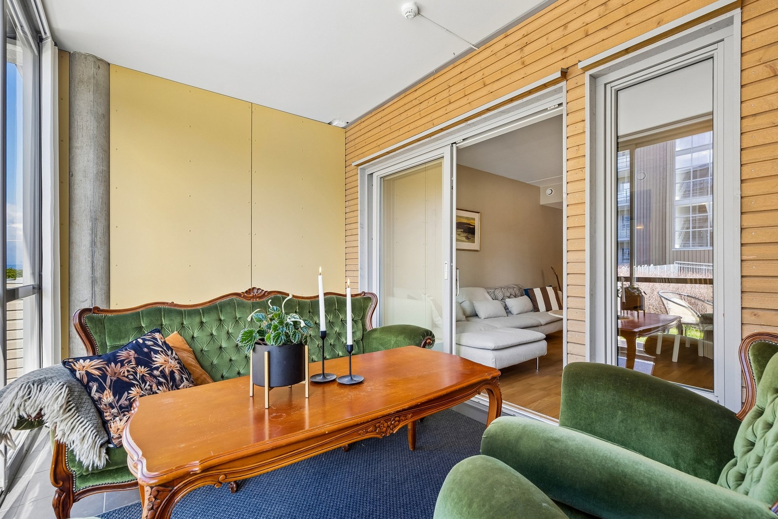 Balkongen på 9,5 kvm har god plass til ønsket møblering. Galleribilde