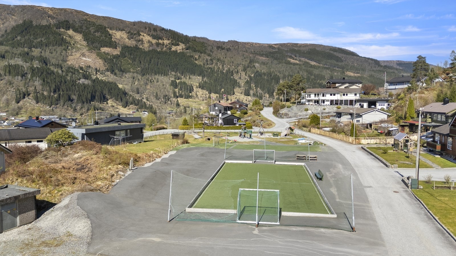 - Området byr på et bredt utvalg av fritidsaktiviteter. Fra eiendommen er det kort vei til turstier, lekeplass og fotballbane - Galleribilde