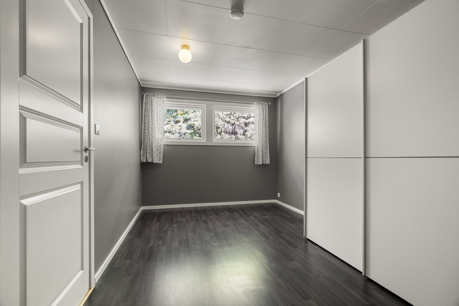- Boligen har et soverom. Her er god plass til skyvedørsgarderobe - Galleribilde