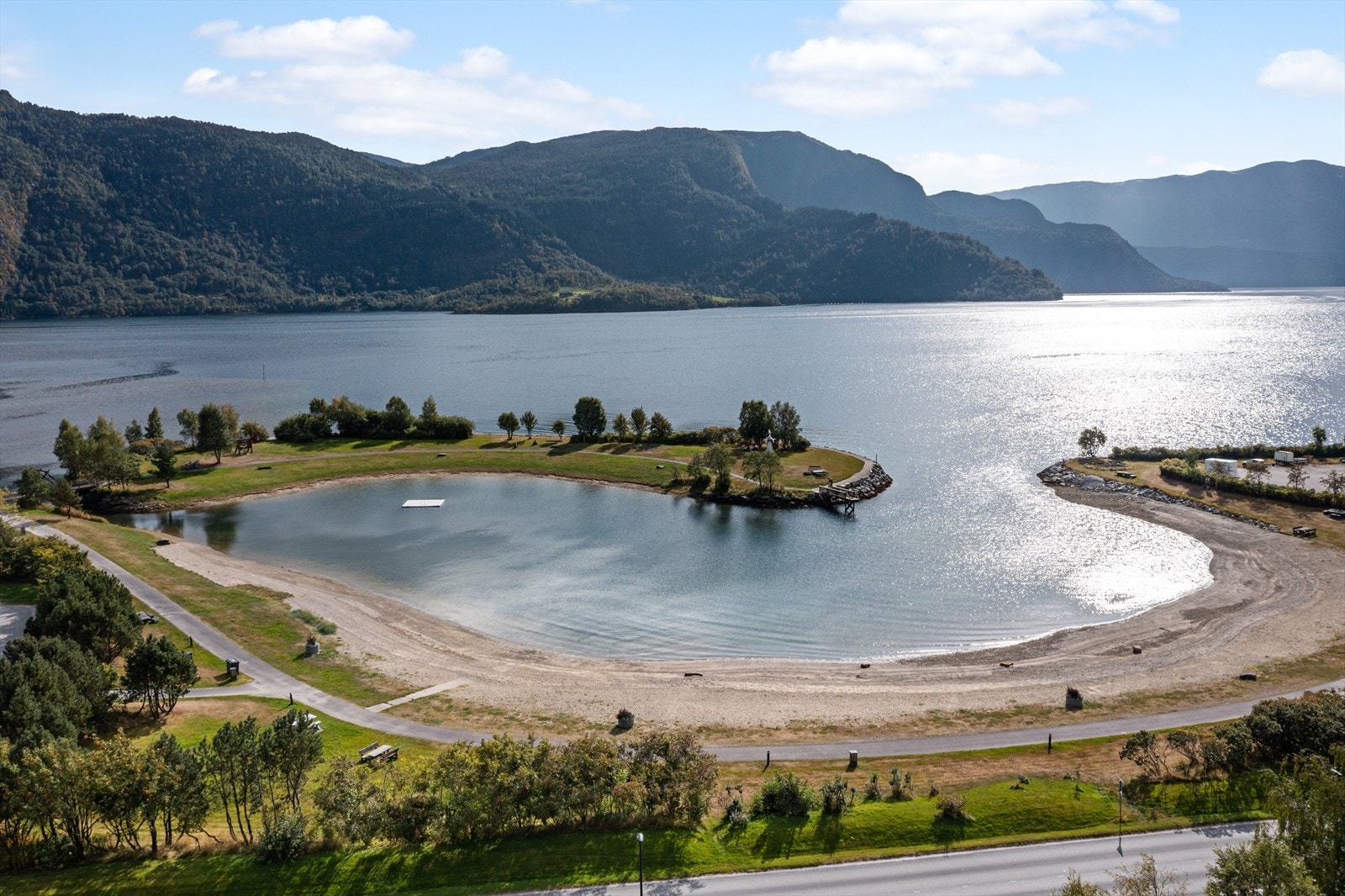 - Sanden er en populær badeplass i Naustdal - Galleribilde