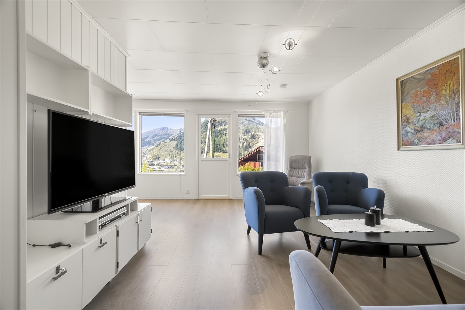 - Fra stue/kjøkken er det utgang til terrasse på ca 15m2 - Galleribilde