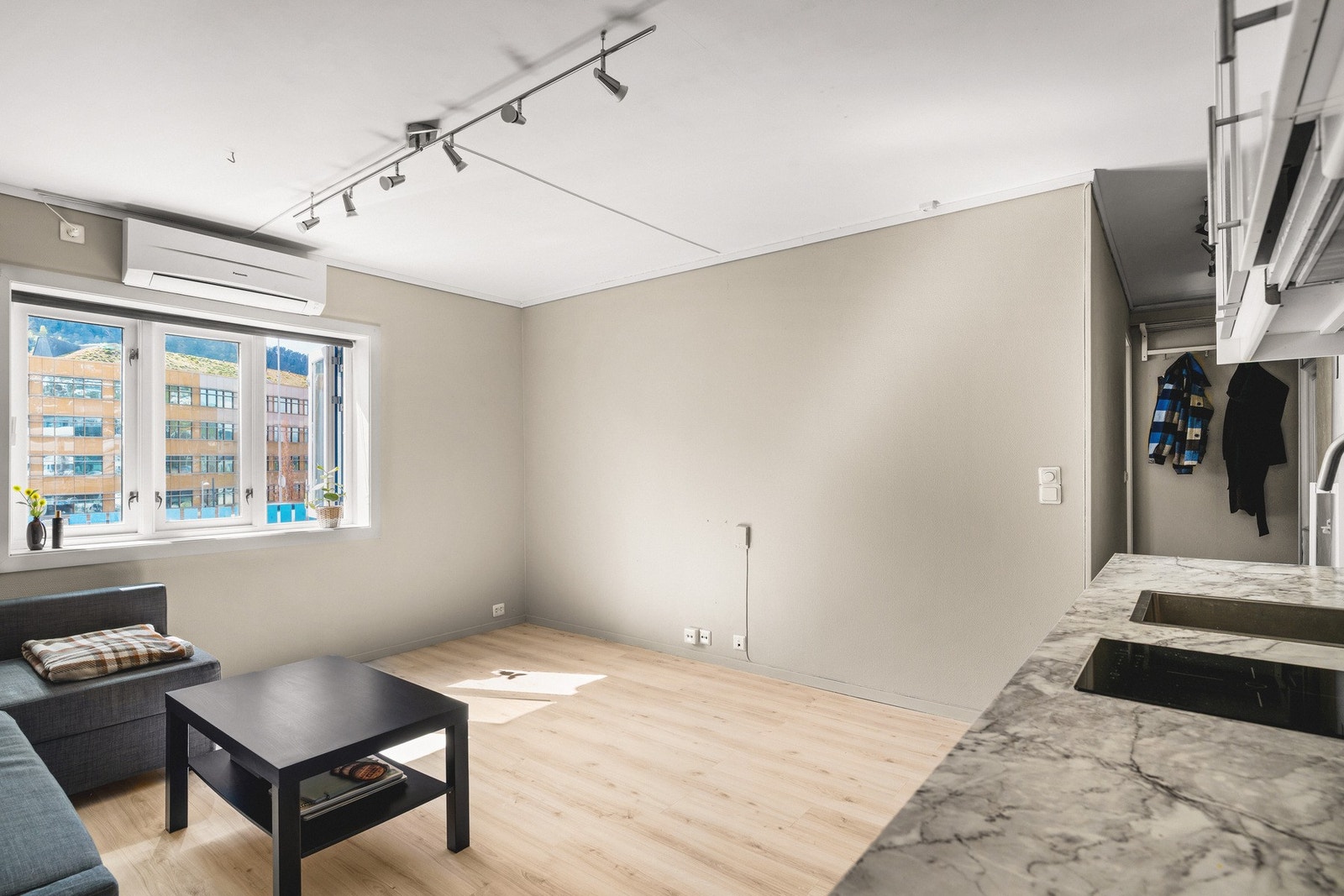 Rommet måler hele 18,2 m². Her er det plass til både sofa, TV og spisebord. Varmepumpen gir godt inneklima hele året, og det er varmekabler i gulv. Galleribilde