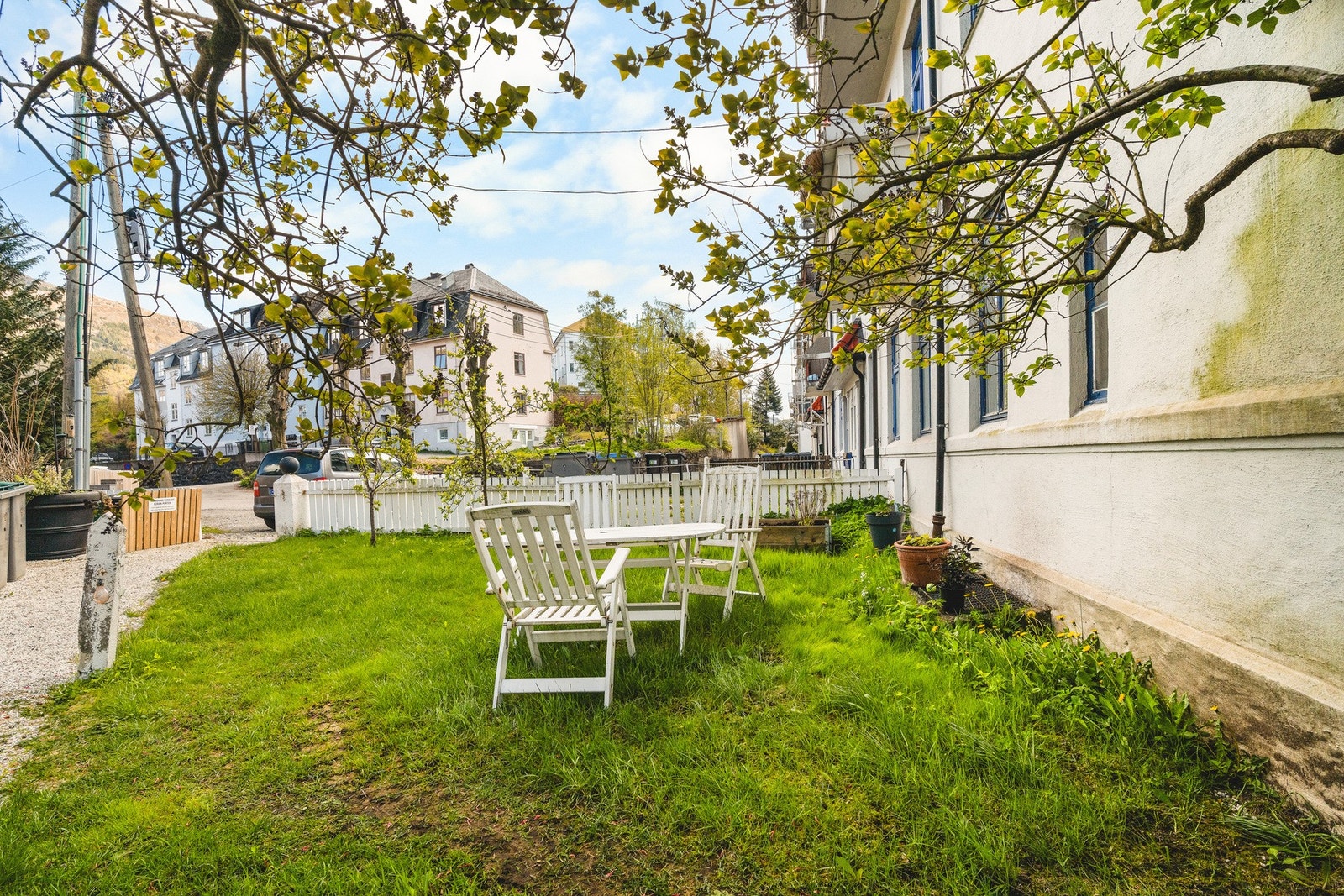 Borettslaget har fine uteplasser man kan benytte seg av. Galleribilde