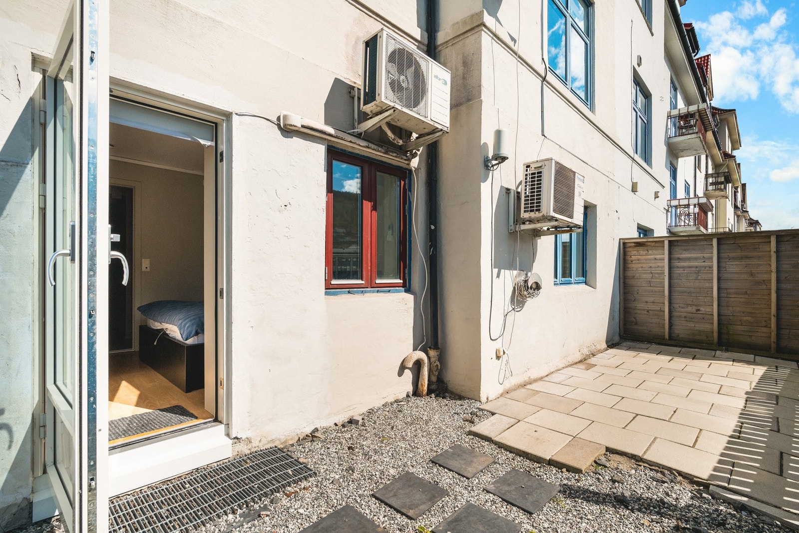 Vestvendt og solrik uteplass. Her er det lagt platting med heller. Galleribilde