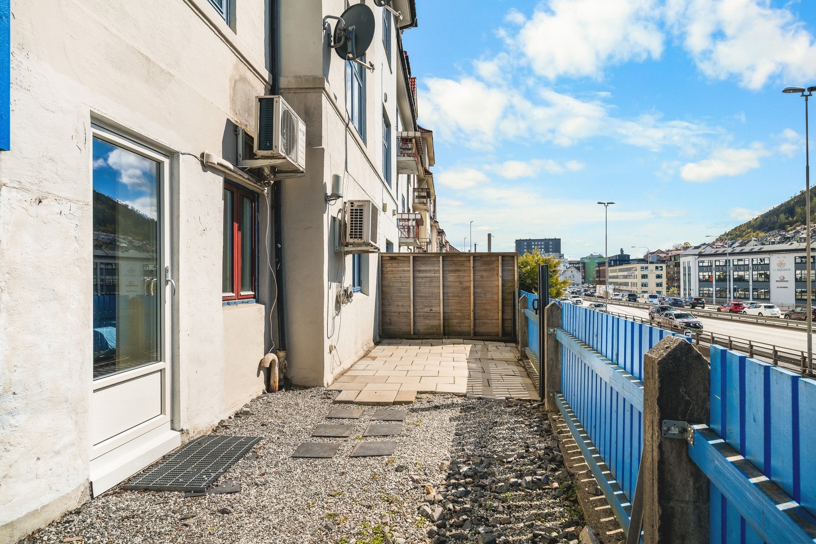 Her kan man nyte fine sommerdager. Her er det plass til sittegruppe og beplantning. Galleribilde