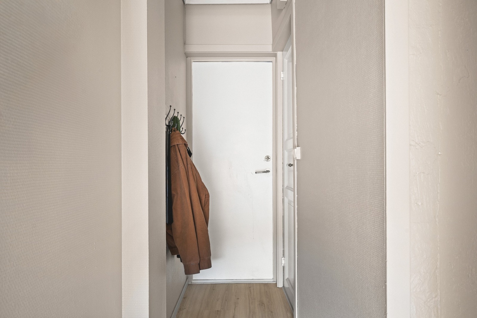Førsteinntrykket av leiligheten er en innbydende gang på 4,1 m², med plass til sko og yttertøy. Galleribilde
