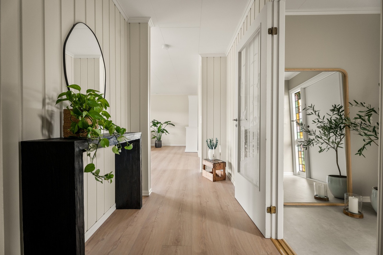Vel inne ble entreen oppgradert med nytt listverk og nye vinylfliser i 2025. Galleribilde