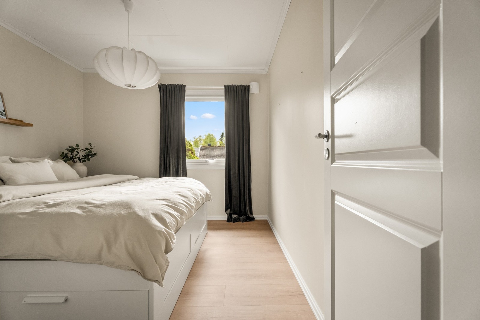 Tre pene soverom er samlet i 1. etasje, meget praktisk hvis man har små barn. Galleribilde