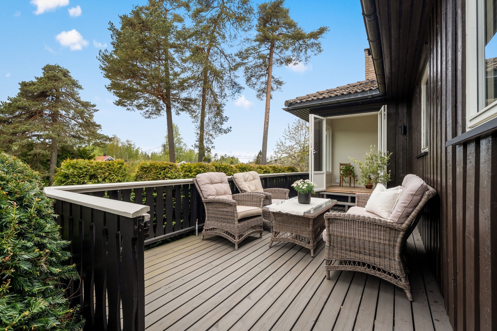 I 2026 er huset malt med drywood maling utvendig, og fra stuen er det utgang til en herlig terrasse med belysning, trapp til hagen og et areal på ca. 18 kvm Galleribilde