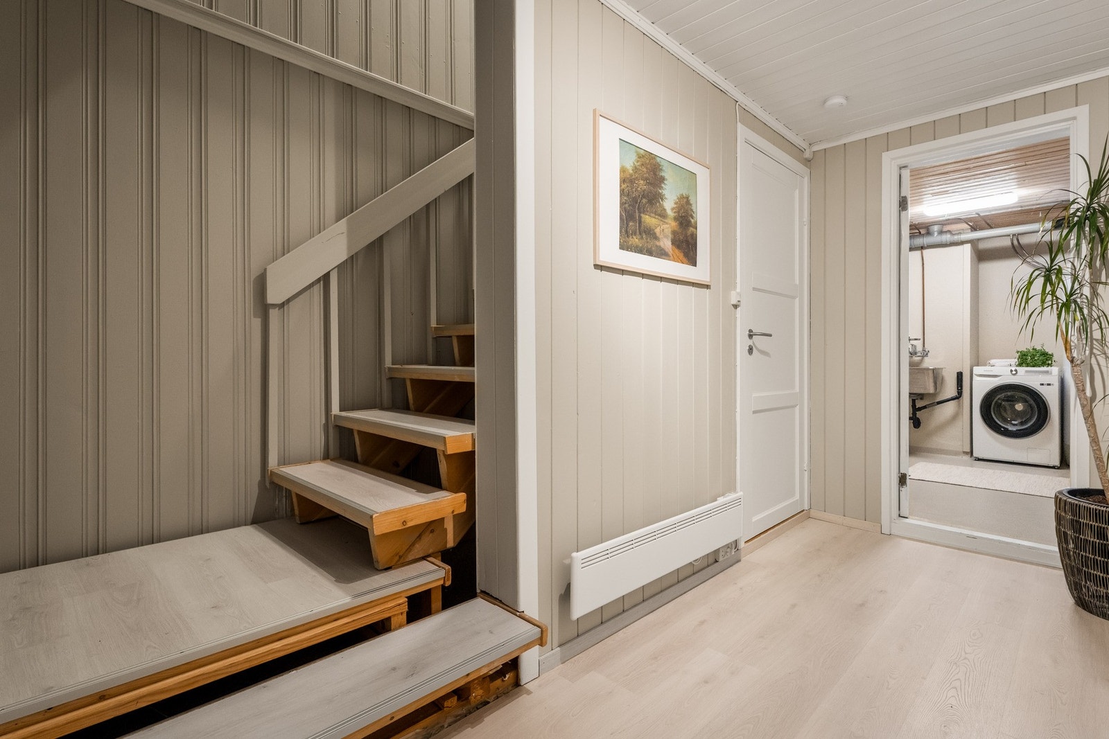 Dette er en del av hoveddelen og inneholder gang, vaskerom og 3 boder. Galleribilde