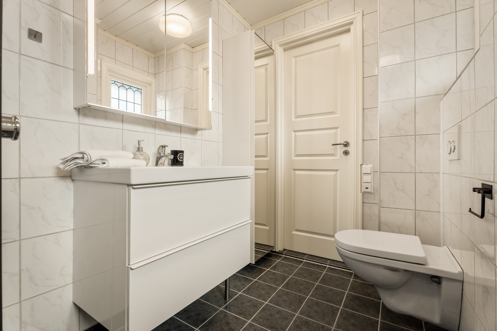 På badet er det varmekabler og vegghengt toalett. Galleribilde