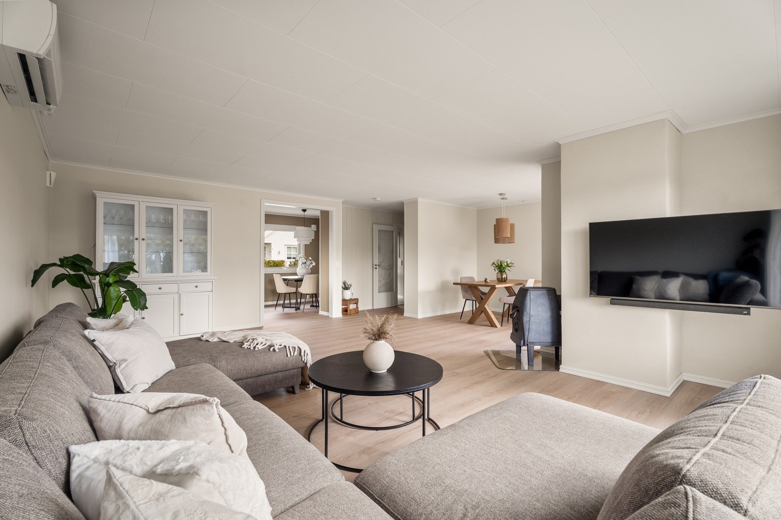 Med både vedovn og nyere varmepumpe får man det lunt og godt i stuen. Galleribilde