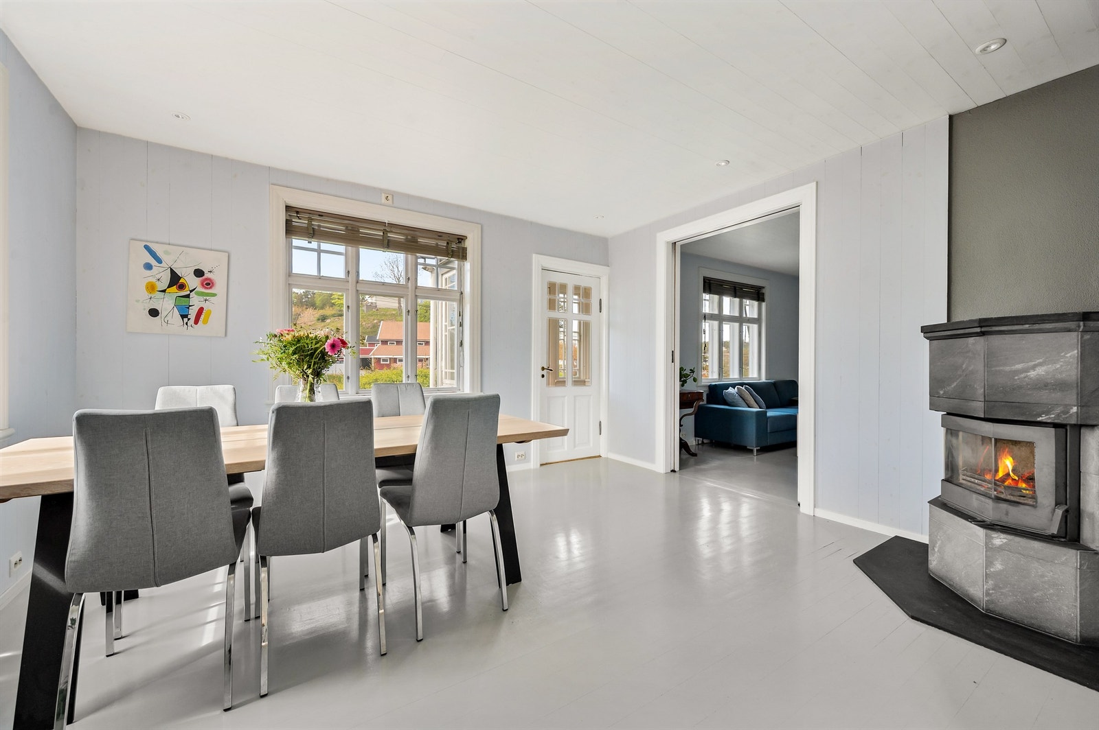 Fra spisestuen er det åpen passasje til stuen og utgang til en innglasset balkong. Galleribilde