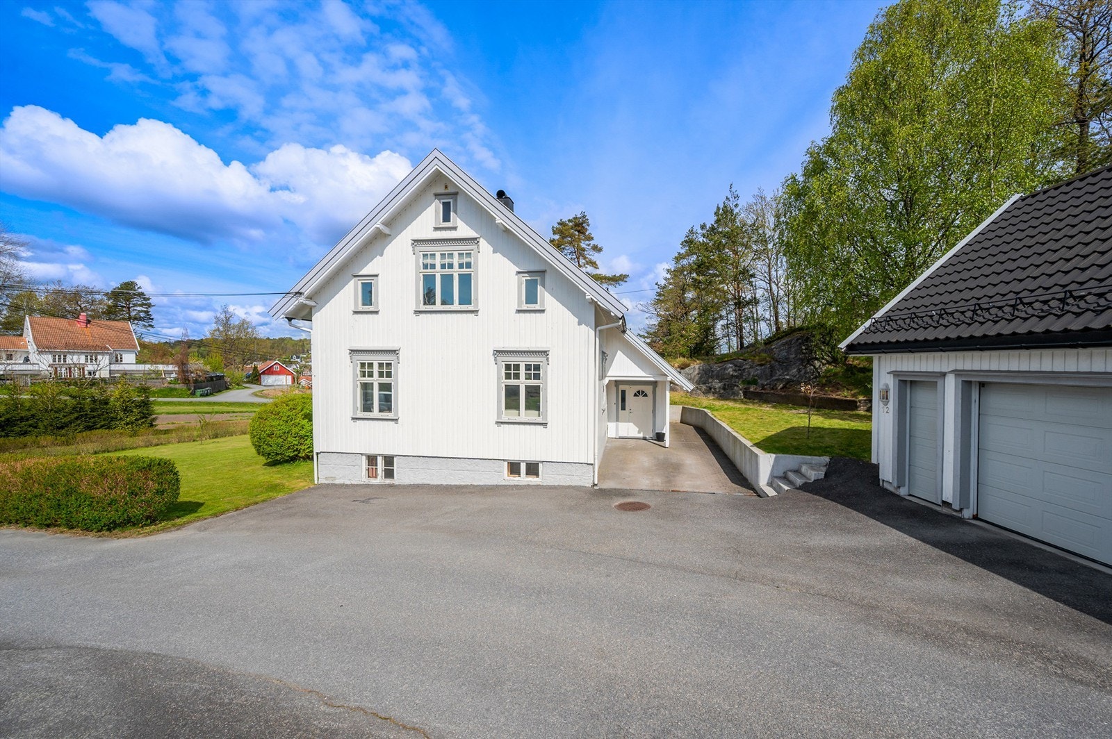 Dobbelgarasje fra 2007 med elektrisk port og god lagringsplass på loftet. Galleribilde
