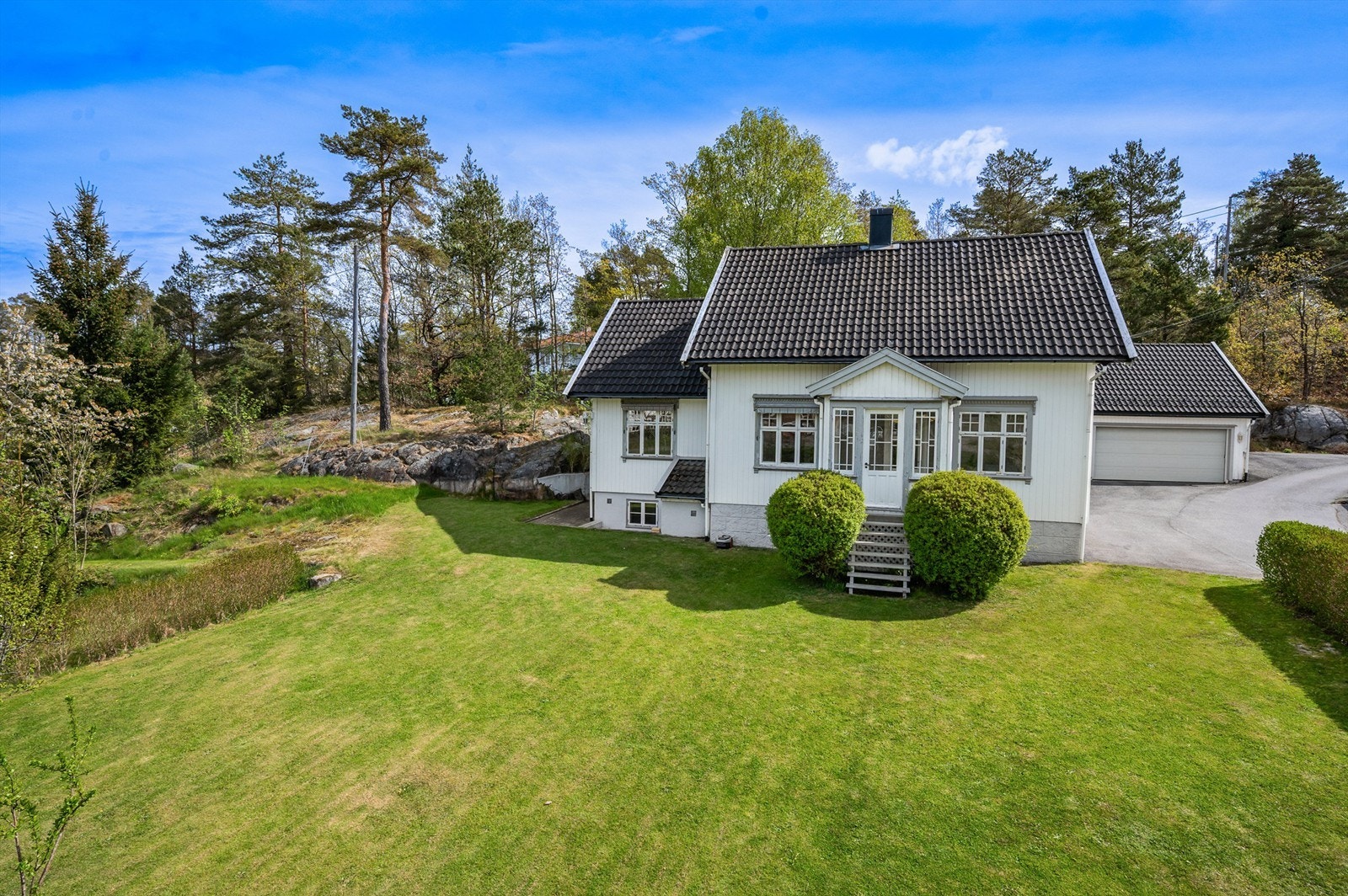 En tradisjonell og flott bolig over tre plan med en stor, vestvendt tomt og dobbelgarasje med lagringsloft. Foto: Thor Brobakken Galleribilde