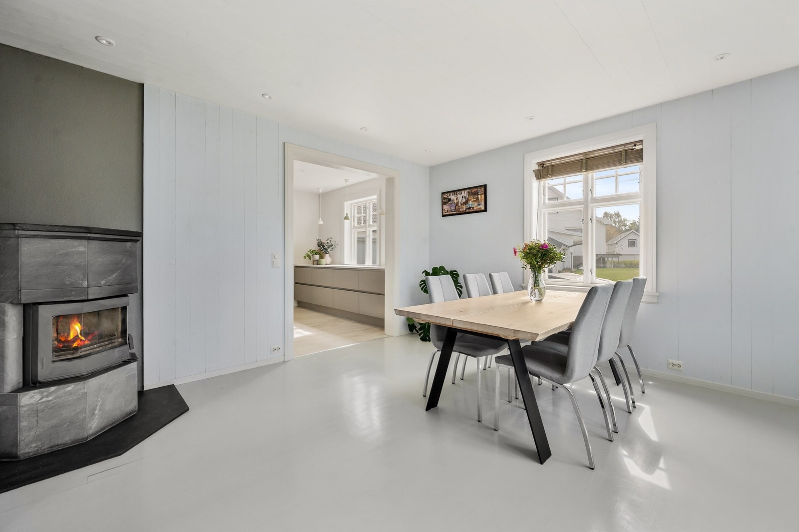 Spisestuen har plass til langbord og et ildsted som gir ekstra varme og hygge. Galleribilde