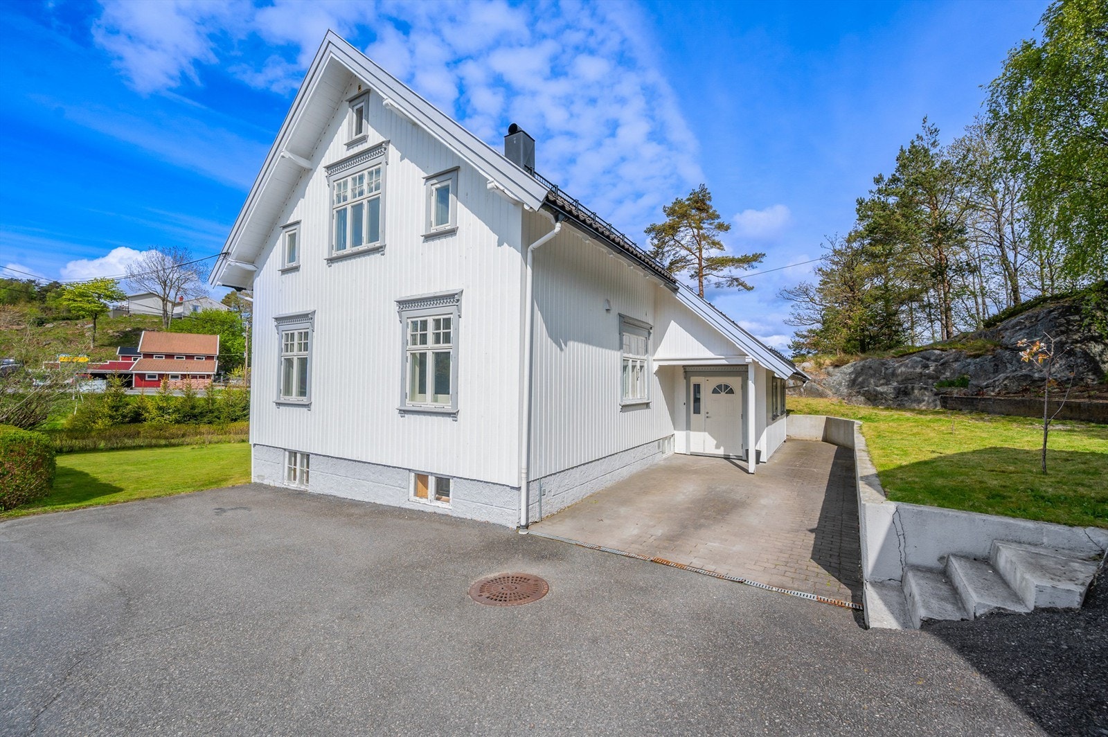 En koselig og særpreget bolig med eldre stil som ligger sentralt på Kongshavn med kort vei til sjø og strand. Asfaltert innkjørsel med parkering på tomten, i tillegg til dobbelgarasje. Galleribilde
